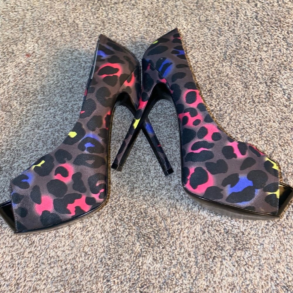 Multi-Colored Leopard Print Nine West Women’s 7 1/2 High Heel Pump.